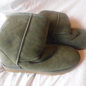 Green Ugg Winter boots Womens Size 6 Pre OWned